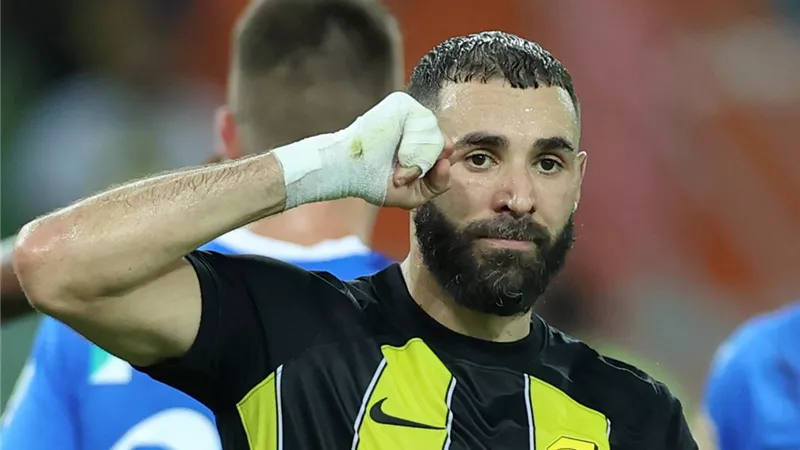 بنزيما يقود هجوم اتحاد جدة أمام القادسية في الدوري السعودي
