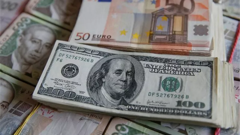 اليورو يحقق أكبر مكسب أسبوعي وسط تراجع الدولار