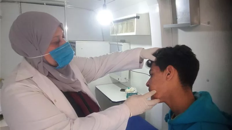 فحص و علاج 1557 حالة في قافلة مجانية للصحة بأهناسيا