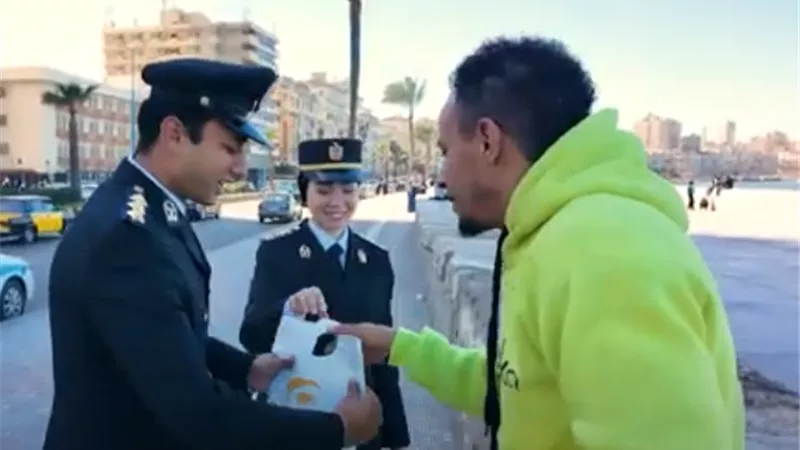 الداخلية توزع وجبات إفطار على المواطنين في رمضان .. فيديو