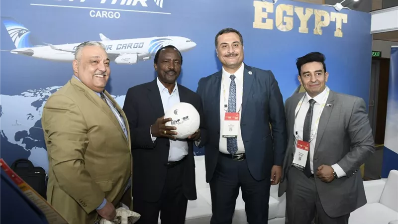 نائب رئيس كينيا يشد بدور مصر للطيران الريادى فى حركة نقل البضائع بالقارة السمراء