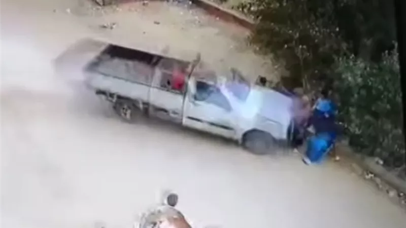السيارة الطائشة قتلت سيدة واصابت3من أسرتها دهسا جالسين أمام منزل