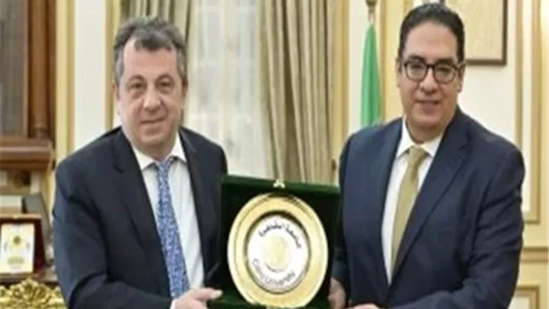 رئيس جامعة القاهرة يلتقى سفير أرمينيا بمصر