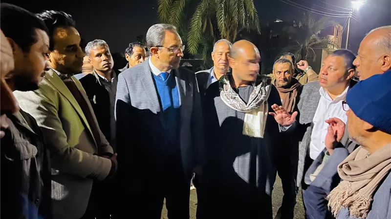 محافظ قنا يلتقي أهالي مركز الوقف ويبحث احتياجاتهم