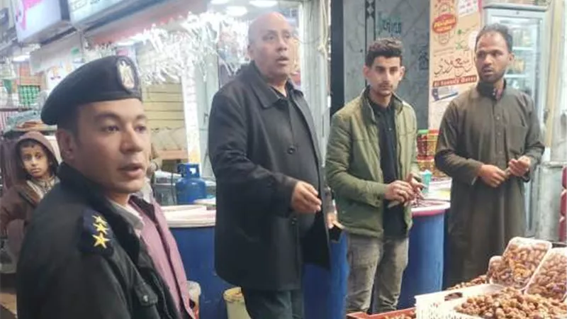 حملات لرفع الحواجز أمام المحال المخالفة بشهر رمضان فى مطروح
