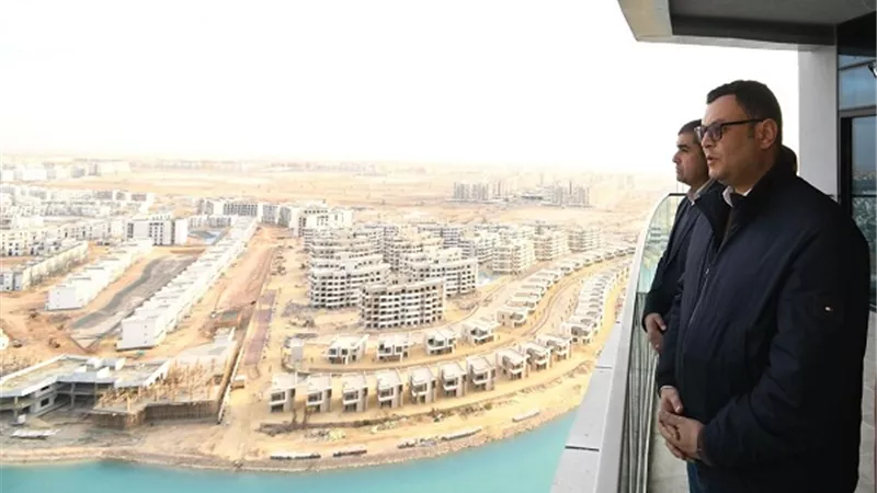 وزير الإسكان يتفقد كومبوند مزارين وبرج C2 بالعلمين الجديدة