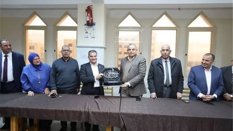 رئيس جامعة كفر الشيخ يشهد حفل ختام الأنشطة ويشاركهم حفل الافطار