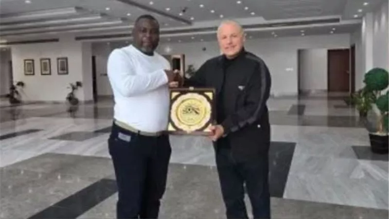 هانى أبو ريدة يستقبل نظيره المالاوى ويهديه درع اتحاد الكرة المصرى