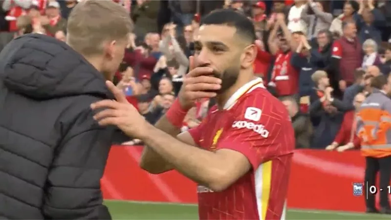 شاهد .. لقطة رائعة لـ صلاح مع لاعب ساوثهامبتون بعد نهاية المباراة