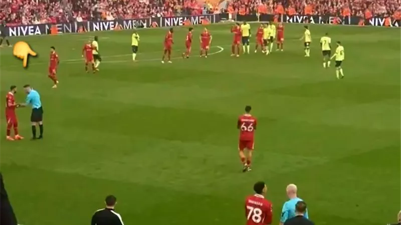 محمد صلاح يرفض نزول زميله للملعب .. وحكم المباراة يقنعه