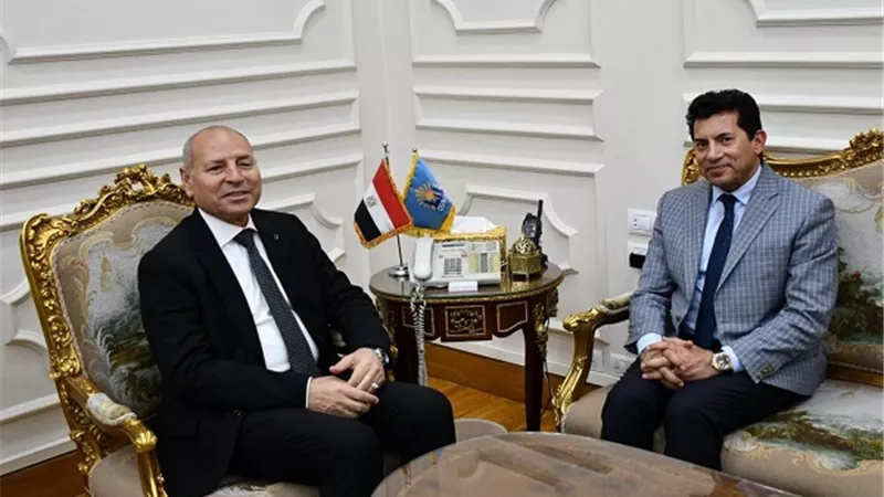 وزير الشباب يبحث التعاون مع محافظ القاهرة