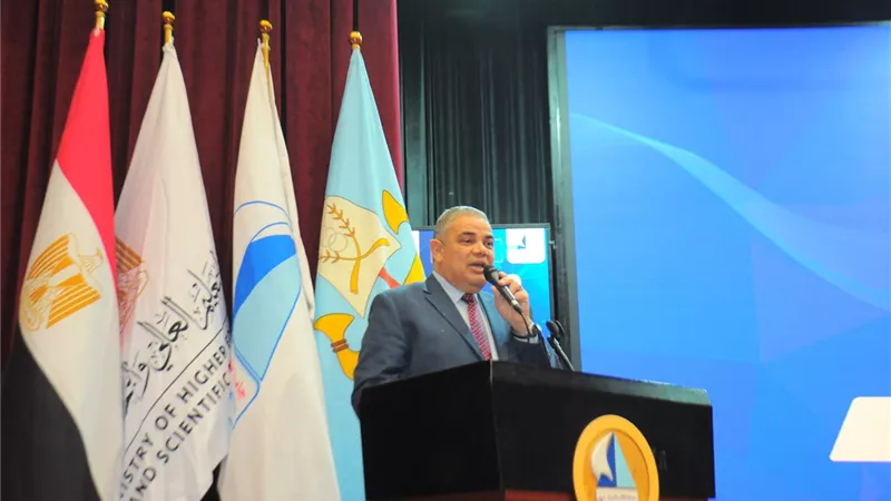 رئيس جامعة كفر الشيخ يشيد بدور المرأة المصرية في يومها العالمي