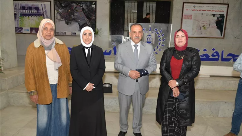 محافظ أسيوط يسلم جهازي عروسة لفتاتين يتيمتين