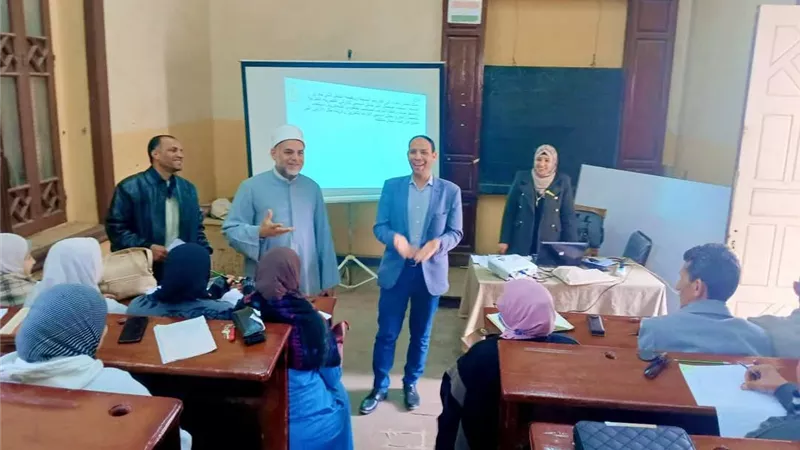 وكيل معاهد الشرقية يتابع انطلاق تدرببات معلمي التربية الفنية