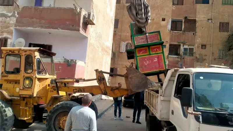 ضبط 14 تروسيكل وازالات فورية فى حملات مكثفة بمدينة العبور