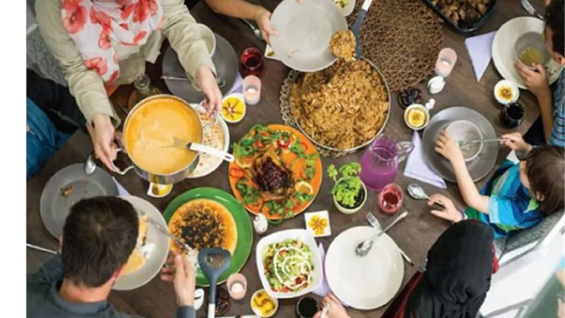 كيف تتعاملين مع حماتك في عزومات رمضان ؟ إليكِ 8 نصائح