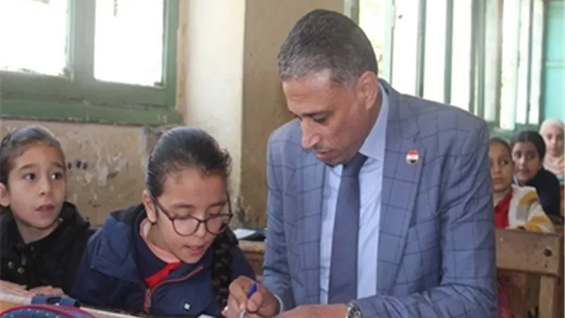 وكيل تعليم الجيزة يشدد على التزام الطلاب بالزى المدرسى