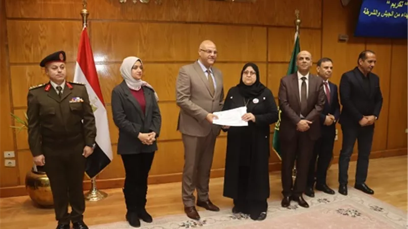 محافظ القليوبية ومدير الأمن يكرمان أسر شهداء القوات المسلحة والشرطة