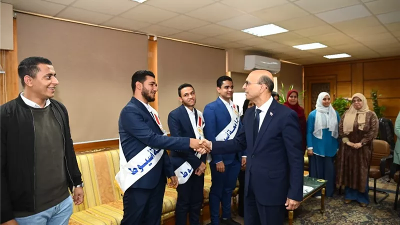 المنشاوي يحتفي بطلاب جامعة أسيوط الفائزين بكأس العباقرة