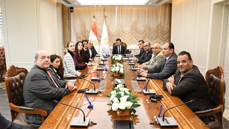 وزير الرياضة يلتقي وفد لجنة رفع الأثقال باللجنة البارالمبية الدولية
