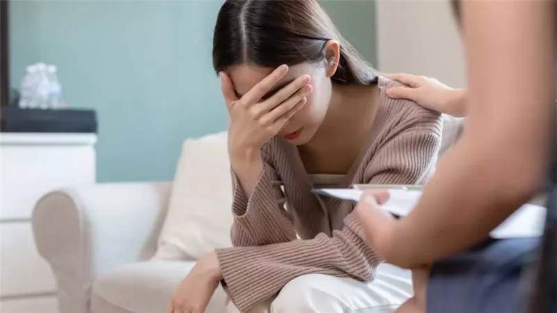 التوتر النفسي.. سم خفي ينهك صحتك ويفسد جمال بشرتك
