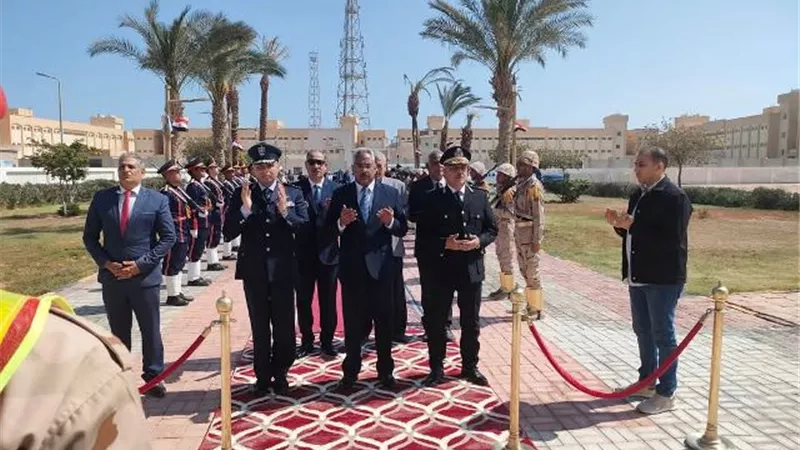 محافظة البحر الأحمر تحيى ذكرى يوم الشهيد بوضع أكاليل الزهور