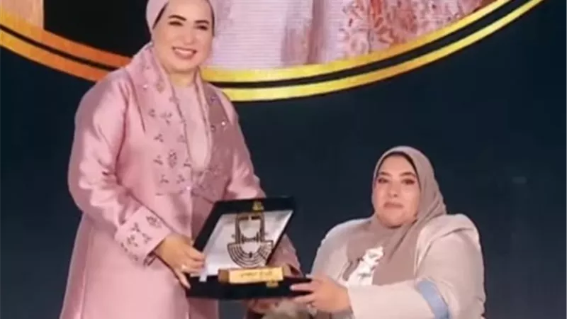 السيدة انتصار السيسي تكرم مجموعة من السيدات المصريات الملهمات