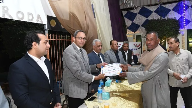 محافظ قنا يشارك في إفطار جماعي للعاملين بالوحدة المحلية