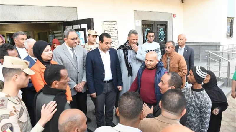 محافظ قنا يتفقد المركز الطبي للجمعية الشرعية بقوص