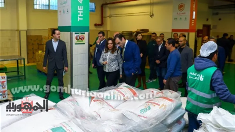 وزيرة التنمية المحلية تتفقد الخيمة الرمضانية لبنك الطعام المصري