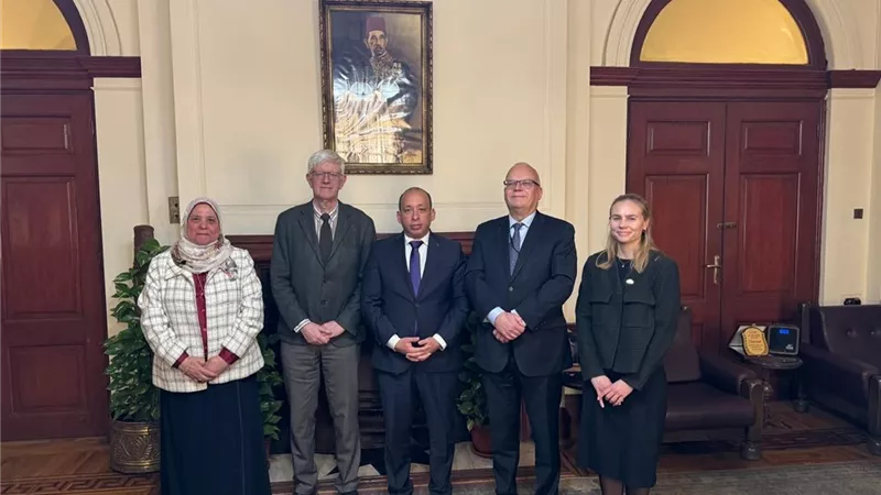 كلية طب قصر العيني تستقبل السفير السويدي لتعزيز التعاون