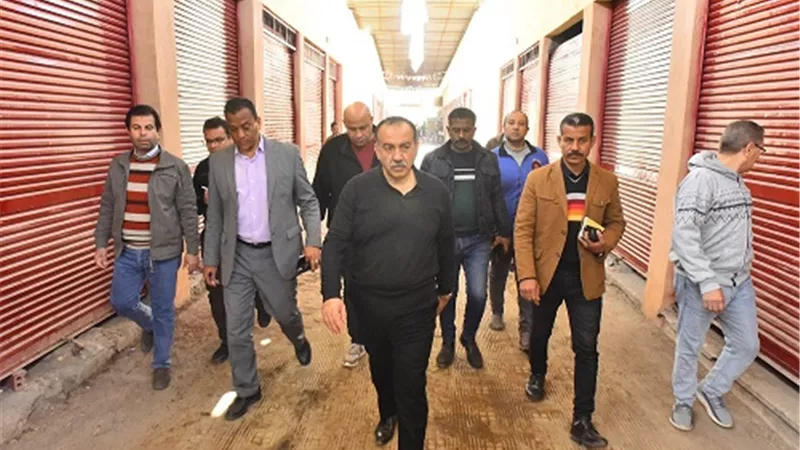محافظ أسيوط يتفقد السوق التجاري الحضاري للباعة الجائلين بالحمراء