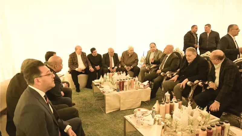 كامل الوزير يتناول وجبة الإفطار مع عمال الحديد والصلب بالسادات