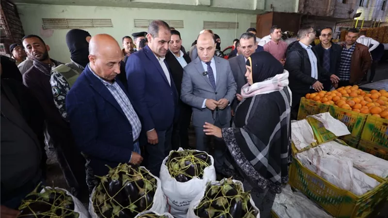 عبد المعطى يتفقد سوق الجملة للخضروات والفاكهة بكفر الشيخ