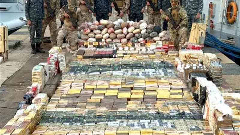 القوات البحرية تنجح فى إحباط محاولة تهريب كميات من المواد المخدرة عبر سواحل البحر الأحمر