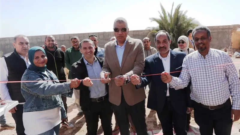 محافظ أسوان يفتتح مشروع رافع العقاد للتغذية المستدامة لمياه الشرب