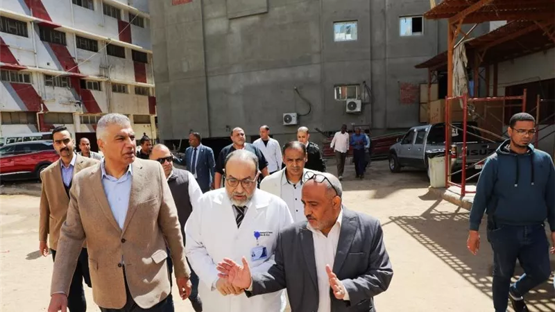 محافظ أسوان يفاجئ العاملين بالمستشفى الجامعى ويوجه بتخفيف التكدس