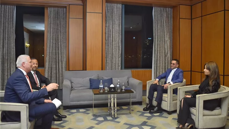 وزير الاستثمار يستعرض مشروع الهيدروجين الأخضر الرائد في سيناء