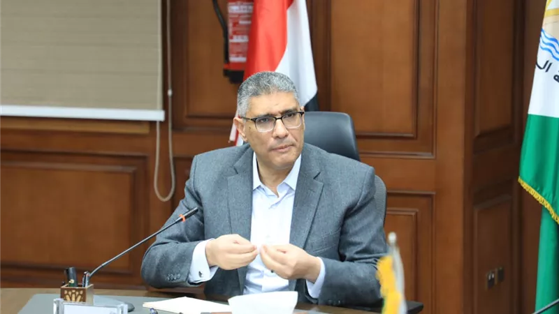 محافظ الجيزة يشدد على الالتزام بتطبيق اللوائح ونسب الغياب