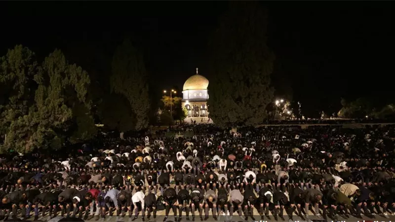60 ألفًا يؤدون صلاتي العشاء والتراويح في المسجد الأقصى
