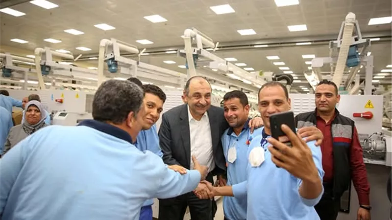 وزير قطاع الأعمال يتفقد مصانع شركة مصر للغزل والنسيج بالمحلة ويشارك العاملين الإفطار الرمضاني