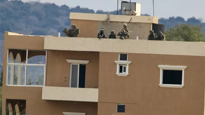 جنود إسرائيليون يدخلون إلى بلدة في جنوب لبنان