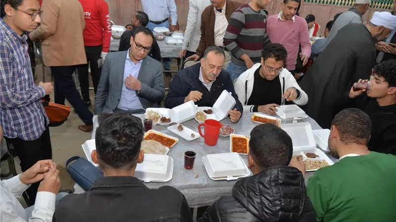 محافظ أسيوط يتناول الإفطار على إحدى موائد الرحمن مع أهالى