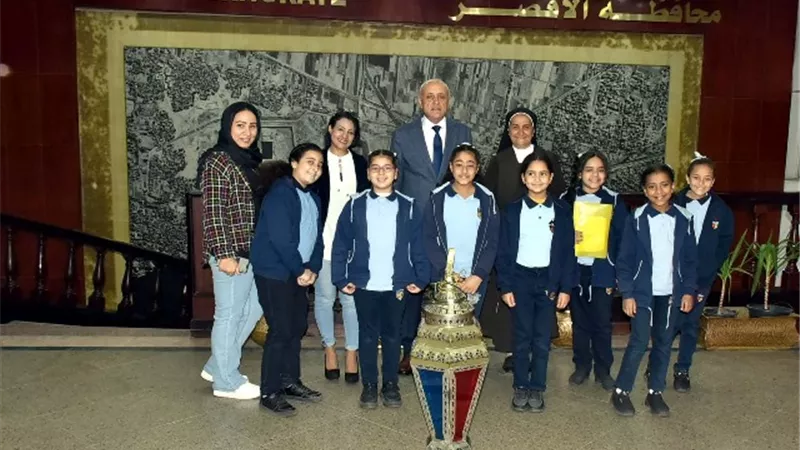 طالبات الراهبات الفرنسسكانيات يهنئن محافظ الأقصر بشهر رمضان