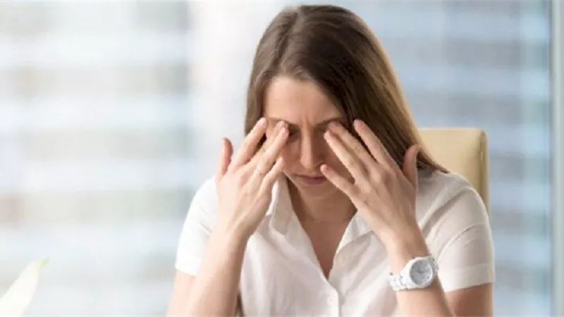 تعرف على مخاطر ظهور بقع أمام العين