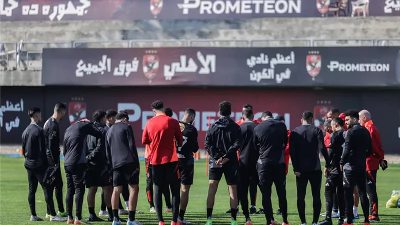 فريق الأهلي يستعد للتوجه لاستاد القاهرة استعدادا للقمة