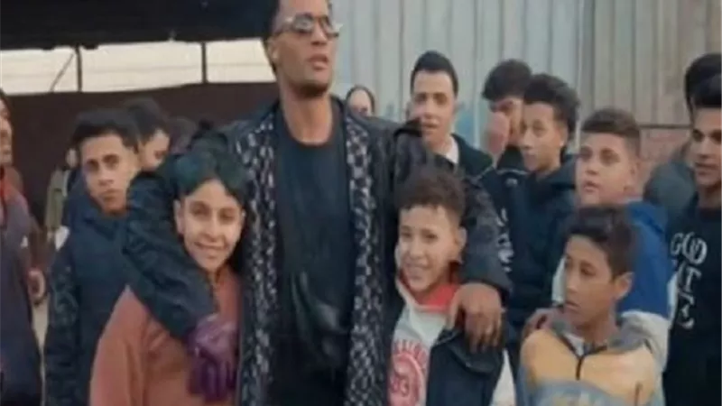 محمد رمضان يهدى طفلين 100 ألف جنيه