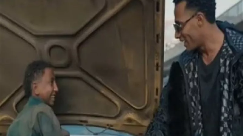 محمد رمضان يمنح صبي ميكانيكي 100 ألف جنيه