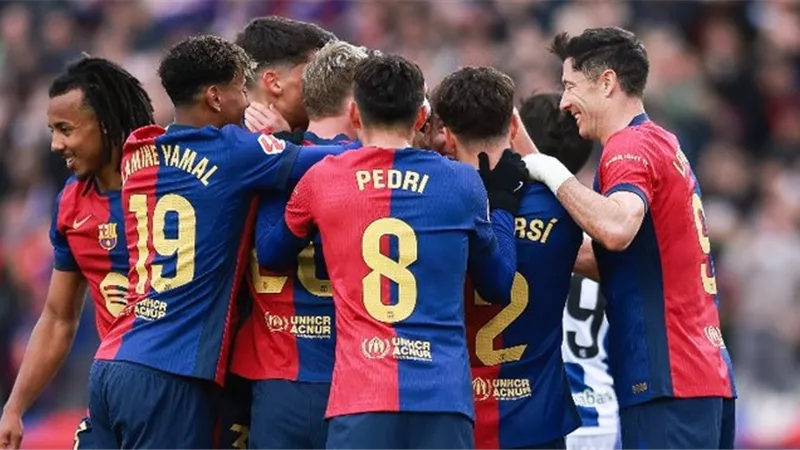 برشلونة يحسم الشوط الأول بثلاثية أمام بنفيكا.. فيديو