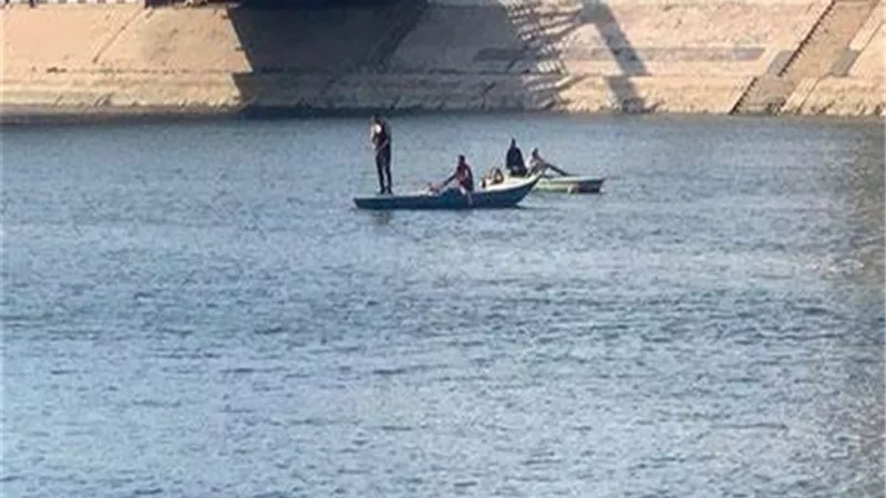 شاب يلقي بنفسه في مياة النيل في المنصورة